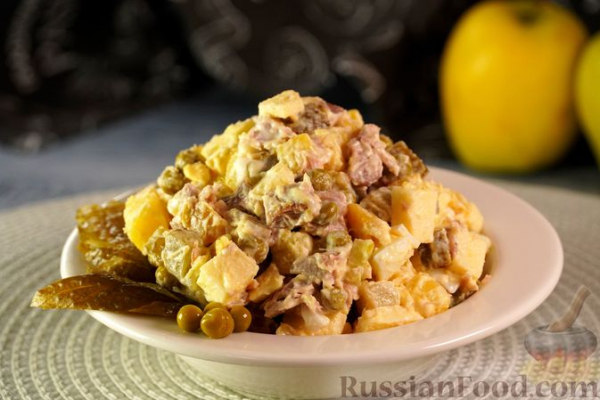 Мясной салат из телятины, картофеля, огурцов и яблок