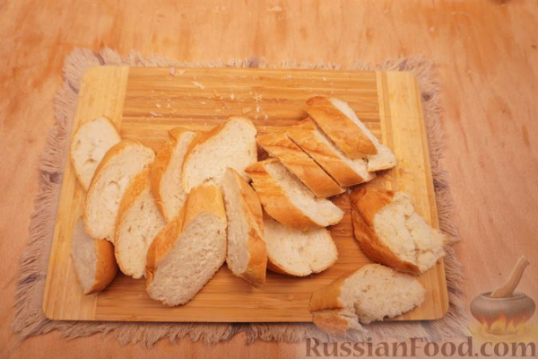 Горячие бутерброды с колбасой, луком и сыром