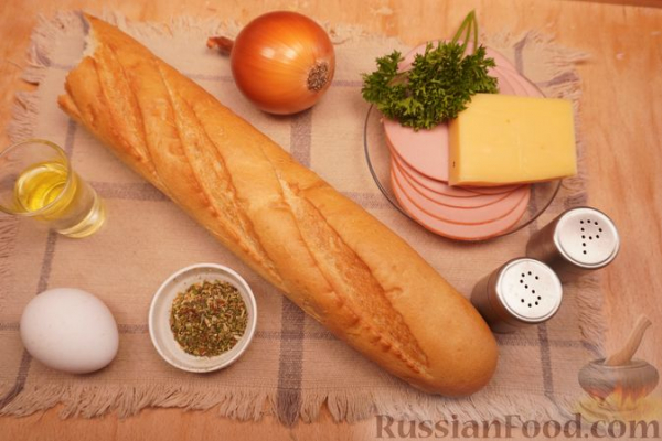 Горячие бутерброды с колбасой, луком и сыром