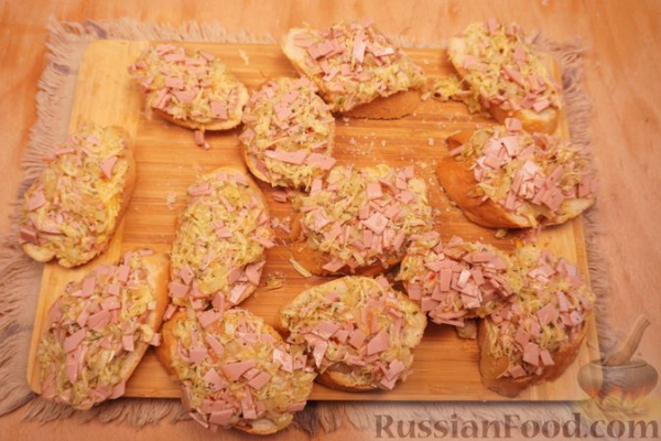 Горячие бутерброды с колбасой, луком и сыром