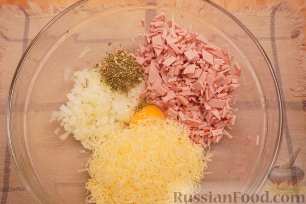 Горячие бутерброды с колбасой, луком и сыром